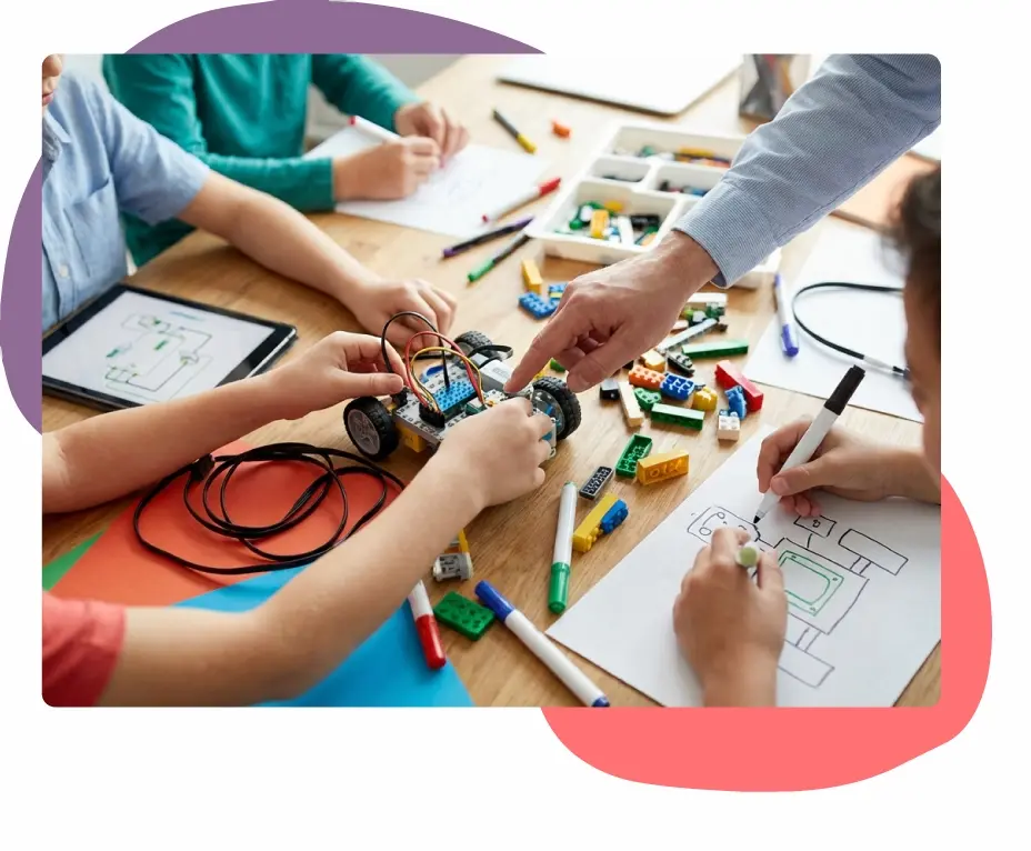 Alumnos de una clase montando un robot en una mesa