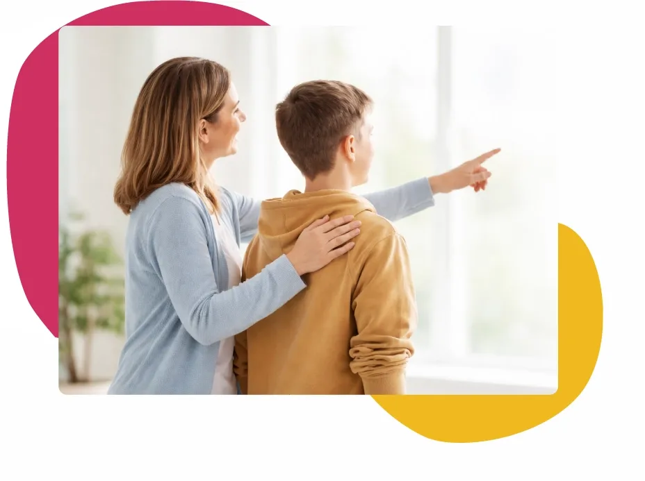 Psicóloga acompañando a un chico y poniendo su mano en su hombro